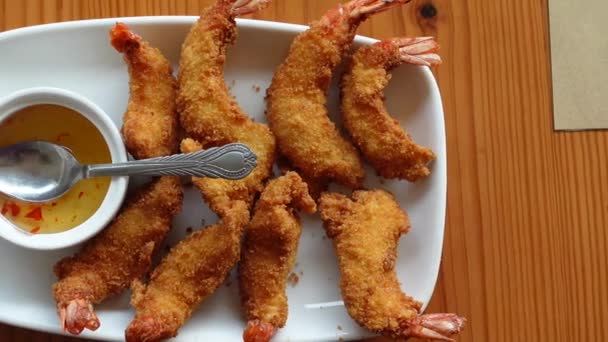 Tasty fried king prawn in a plate on table — Stock Video