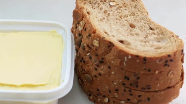 Świeże masło w pojemniku z chlebem na białym tle — Wideo stockowe
