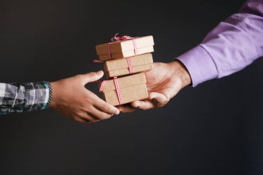 Erkekler el yapımı hediye kutusu veriyorlar. 