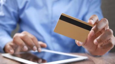 Kredi kartı bulundurmak ve dijital tablet alışverişini online yapmak 