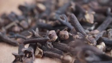  Masadaki kaşıkta karanfiller 