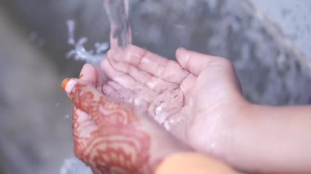 Свіжа вода наливається на руку дівчатам — стокове відео