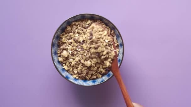 Muesli chocolate sabor cereal café da manhã em tigela — Vídeo de Stock