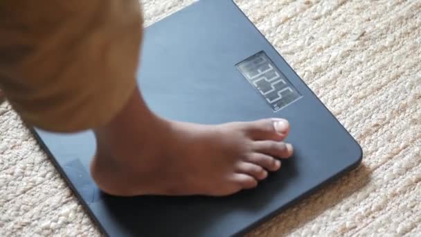 Giovani piedi mans sulla scala di peso vista dall'alto — Video Stock