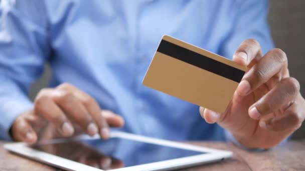 Hitelkártya birtoklása és digitális táblagép online vásárlása — Stock videók