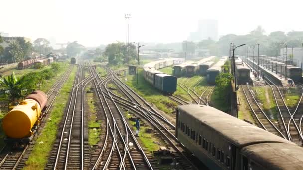 Dhaka bangladesh 23 novembro 2021. plataforma de trem ao pôr do sol na área de khilgao — Vídeo de Stock