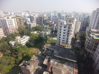 Güneşli bir günde Dhaka şehrinin konut ve finans binalarının yüksek açılı manzarası 