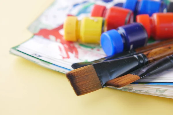 Pincel de arte y colores en un papel con espacio de copia , — Foto de Stock
