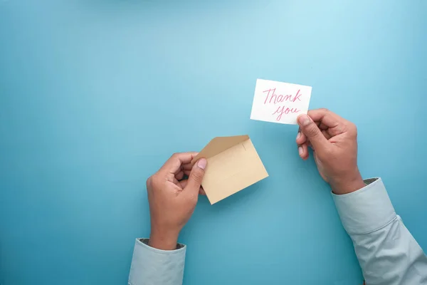 Primo piano della mano dell'uomo che legge una lettera di ringraziamento — Foto Stock
