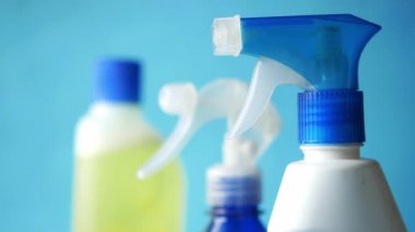 Masadaki temizlik şişesini kapat. 