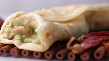  Ahşap masada tavuk büküm detaylı çekim