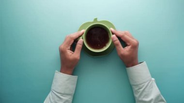 Fotokopi alanı olan bir fincan yeşil çay. 