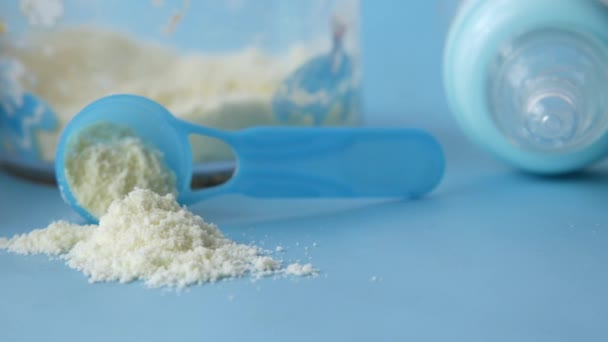 Close up of baby milk powder and spoon on dlaždice background. — Stock video