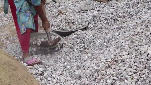 Жінки працюють на будівельному майданчику в Дхаці в Бангладеші — стокове відео
