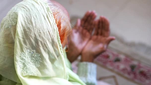 Close up of senior women hand praying at ramadan, vista superior — Vídeo de Stock