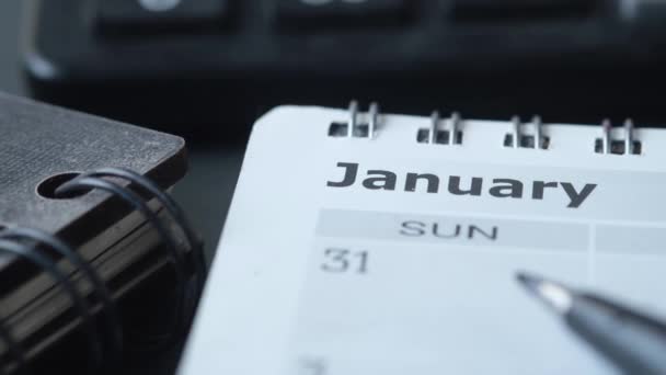 Januari månad på kalender på kontoret skrivbord — Stockvideo
