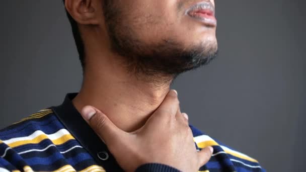 Oigenkännlig man som lider av halssmärta på nära håll — Stockvideo