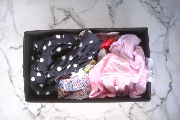 Коробка для пожертвований с одеждой для пожертвований на деревянном столе . — стоковое фото