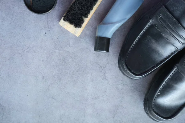 Limpieza Zapato cepillo y zapato sobre fondo negro — Foto de Stock
