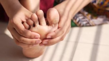 Kadınlara yakın dur ve yaralanma anında el masajı yap..