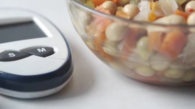 Masada diyabetik ölçüm aletleri ve sağlıklı yiyecek var. 