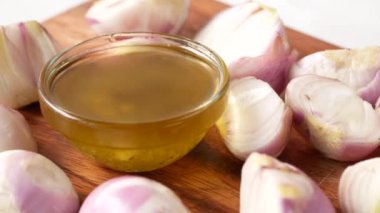 Beyaz arka plandaki bir konteynırda kırmızı iyon yağı 