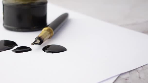 Inkt, leeg papier en vulpen op tafel — Stockvideo