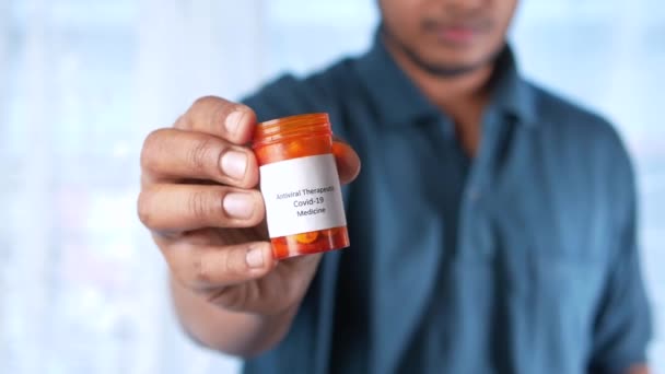 Hombres sosteniendo covid 19 píldoras médicas — Vídeo de stock
