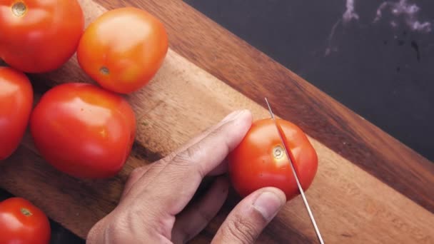 Hand Of Person Cutting Tomatoes On Chopping Board (dalam bahasa Inggris). — Stok Video