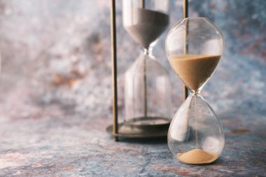 Masadaki kum saati, kum saati ampulünden akan kum.