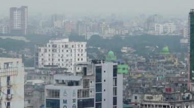 Güneşli bir günde Dhaka şehrinin konut ve finans binalarının yüksek açılı manzarası 