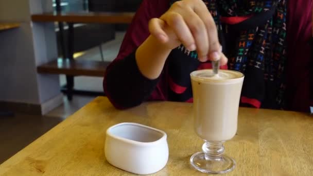 Persona mano mescolando caffè con cucchiaio. — Video Stock