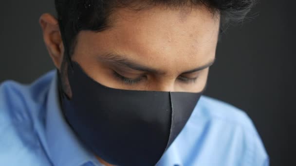 Закрыть человека в защитной маске для лица, делая глубокий вдох — стоковое видео