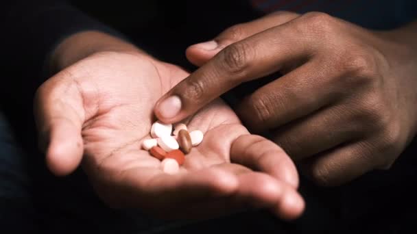 Concept de toxicomanie avec de nombreuses pilules à portée de main sur fond noir — Video