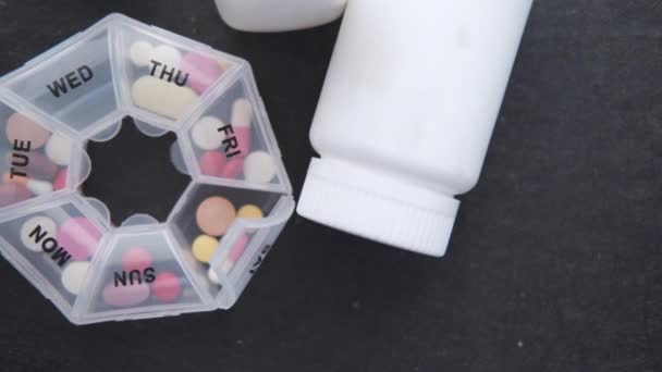 Vista superior da caixa de pílula e recipiente em preto — Vídeo de Stock