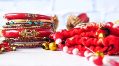 Mücevher, kolye ve zincir masanın üstünde. .