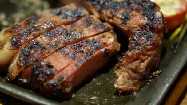 Carne de res carne con verduras en un plato — Vídeo de stock
