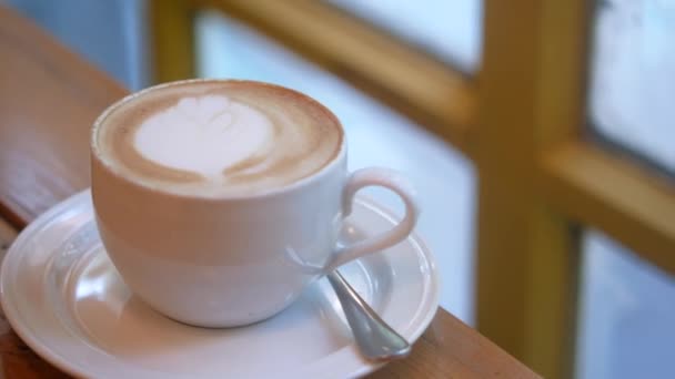 Чашка позднего кофе с цветочным оформлением сверху в кафе — стоковое видео