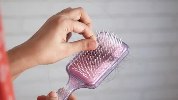 Mulheres jovens segurar sua lista cabelo de perto — Vídeo de Stock