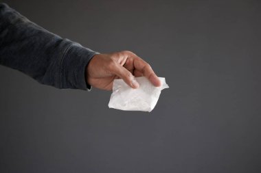 Uyuşturucu bağımlılığı konsepti. Elinde eroin paketi var. 