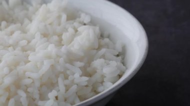 Masadaki kasede pişmiş beyaz pirinç, yakın çekim.,