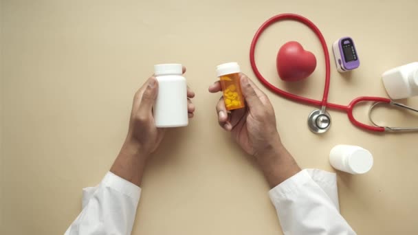 Top view of doctor holding medical pill container — Stockvideo