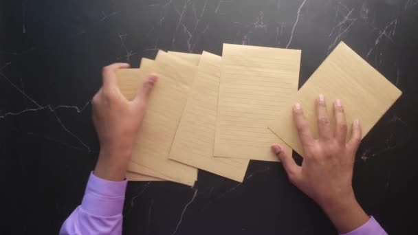 テーブルの上の白紙の上に男性の手のビュー — ストック動画