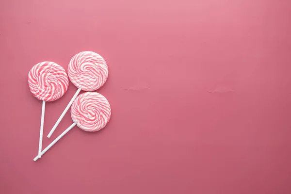 Top view of pink color candy on color background — Stockfoto