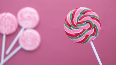 Renkli arkaplanda pembe renkli şekerlerin üst görünümü 