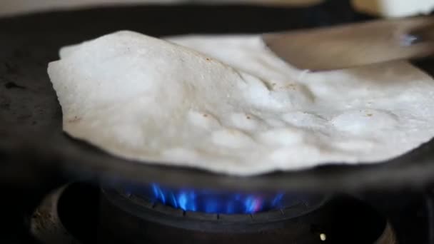 Zelfgemaakte roti chapati koken op een pan — Stockvideo