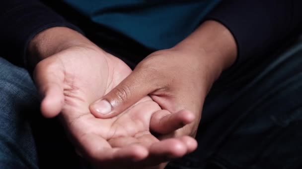 Mann erleidet Schmerzen in der Hand aus nächster Nähe — Stockvideo