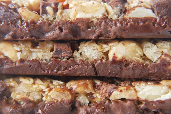 Детальный снимок шоколада, миндаля, изюма и овсяных протеинов на столе — стоковое фото