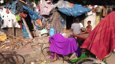 dhaka Banglades 1 Aralık 2021. Dhaka şehrinin yakınındaki gecekondu mahallesinde. 