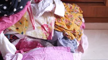 Tahta bir masanın üzerinde bağış giysileri olan bağış kutusu. .